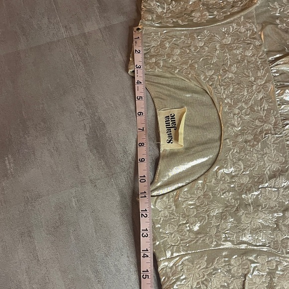 Savanna Jane- Shimmery Gold Floral Top with embroidery-size Large - Picture 11 of 12